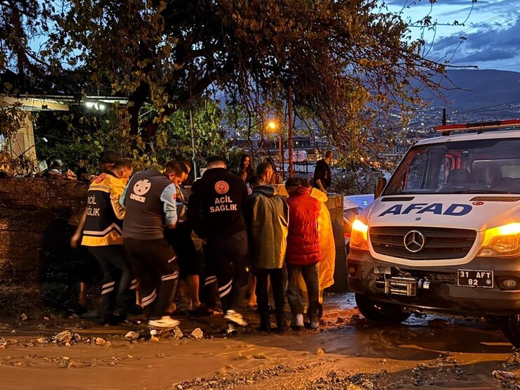 Hatay'da Şiddetli Yağış Sonrası Ev Çöktü 1 Kişi Hayatını Kaybetti