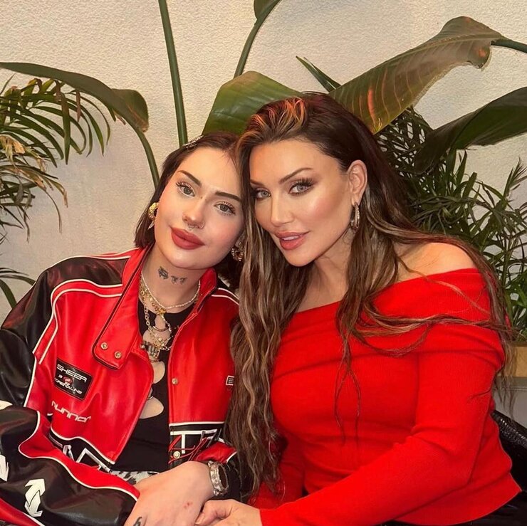 Dedesinin Tabutuyla TikTok Çeken Ünlü Şarkıcının Kızı Tepki Aldı