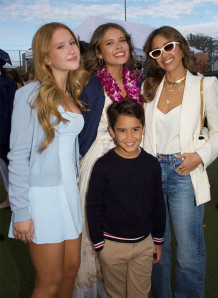 Jessica Alba Ve Cash Warren Kızlarının Mezuniyetinde Ayrı Köşelerde Oturdu