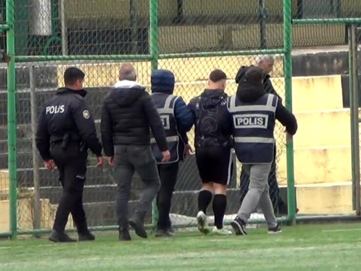 Beğendikspor Yedek Oyuncusu Hakemi Yumrukladı Maç Tatil Edildi