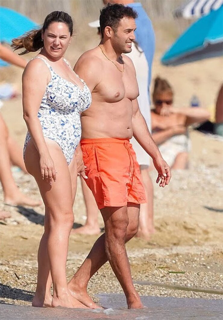 Kelly Brook Kocasıyla 11. Yıldönümünü St Tropez'de Kutladı