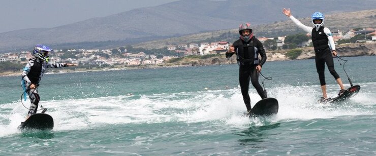 Emre Altuğ Oğullarıyla Çeşme'de Motosurf Tatili Yaptı