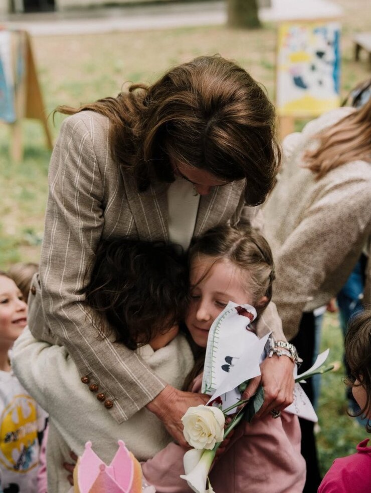Kate Middleton İtalya Ziyaretinde Çocuklarla Çimlere Yayıldı