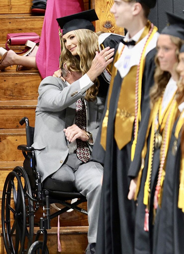 Britney Spears'ın Büyükbabası Tekerlekli Sandalyeyle Mezuniyet Törenine Katıldı