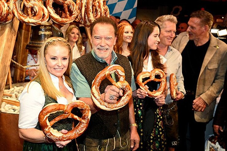 Schwarzenegger Sevgilisiyle Malibu Restoranında Görüntülendi