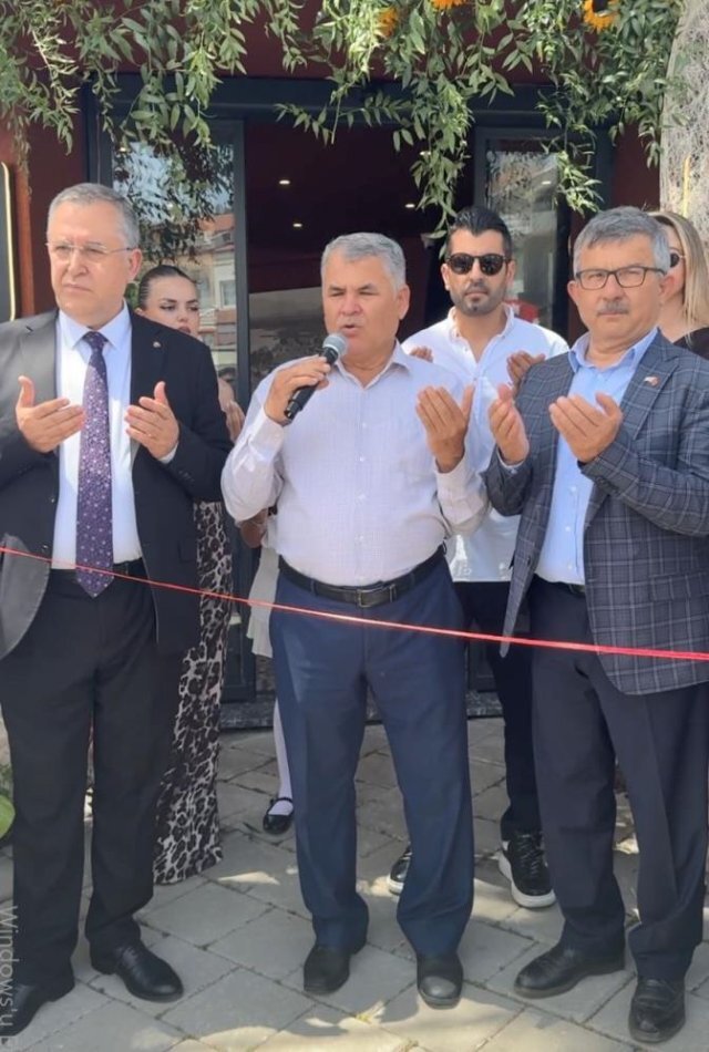 Fethiye'de Meyhane Açılışına Emekli İmam Duasıyla Katıldı