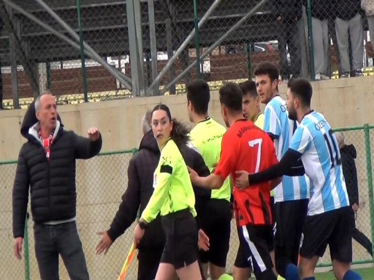Beğendikspor Yedek Oyuncusu Hakemi Yumrukladı Maç Tatil Edildi