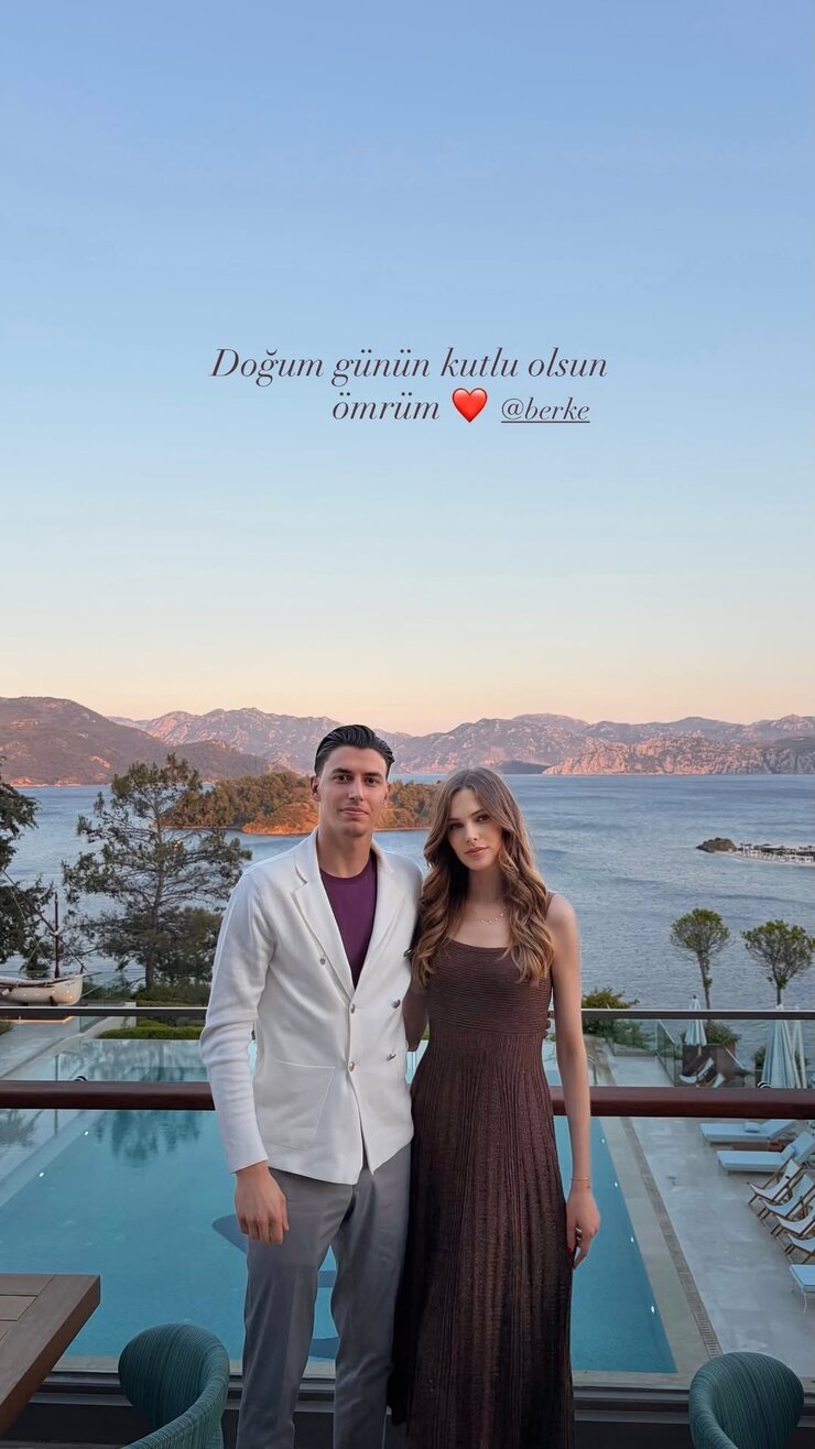 Berke Özer Sevgilisi Gloria Dinov Doğum Gününü Sosyal Medyadan Kutladı