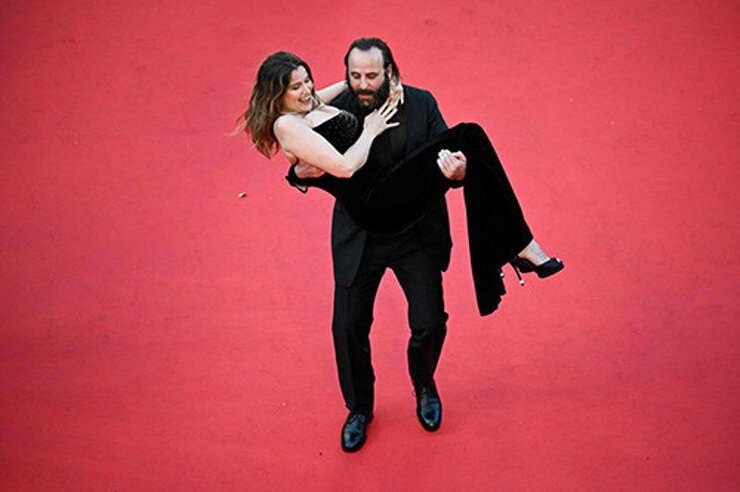 Macaigne Cannes Galasında Casta'yı Kucağına Alarak Merdiven Çıktı