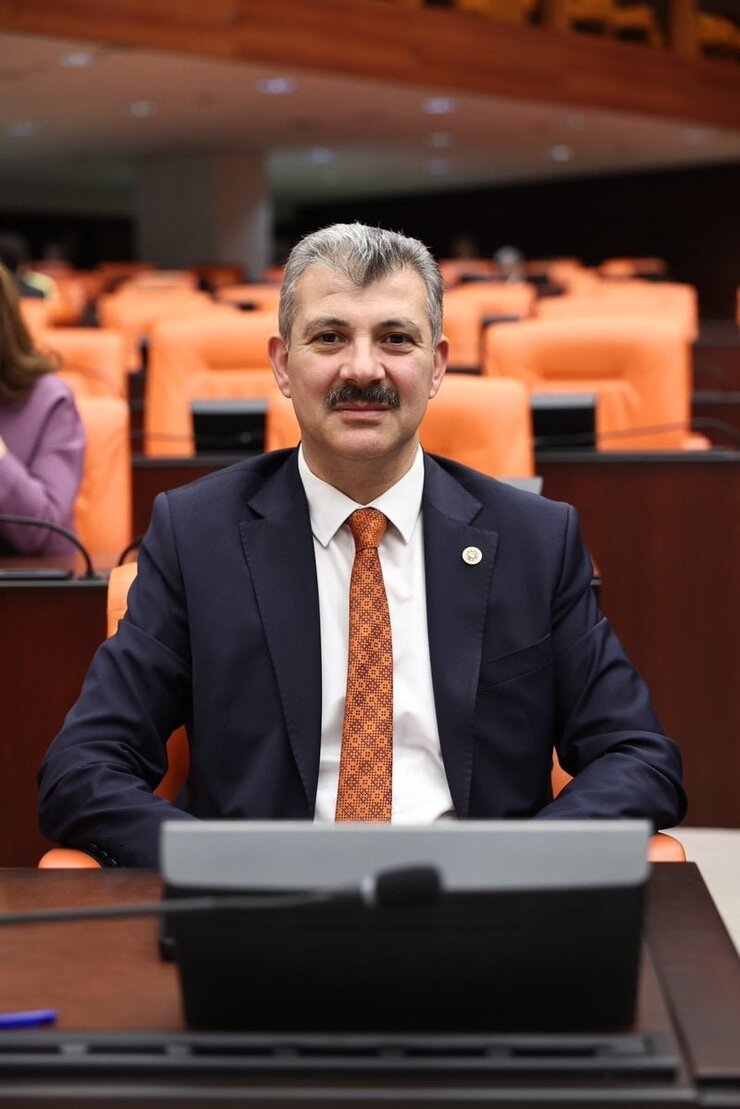 AKP Milletvekilinin Eşi Muhtarlıktan Fakirlik Belgesi Aldı