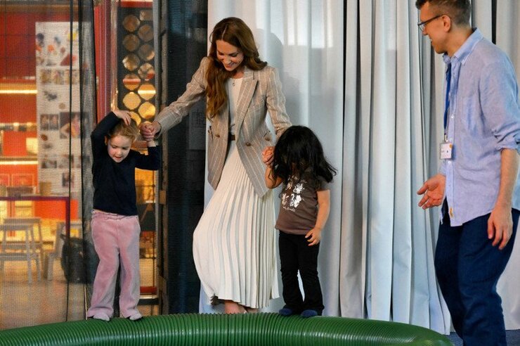 Kate Middleton İtalya Ziyaretinde Çocuklarla Çimlere Yayıldı