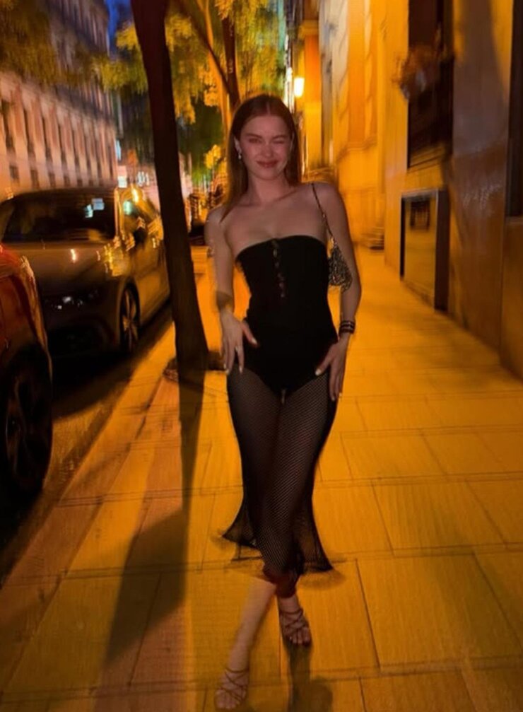 Afra Saraçoğlu Madrid Tatilinde Paylaştığı Pozlarla Beğeni Topladı