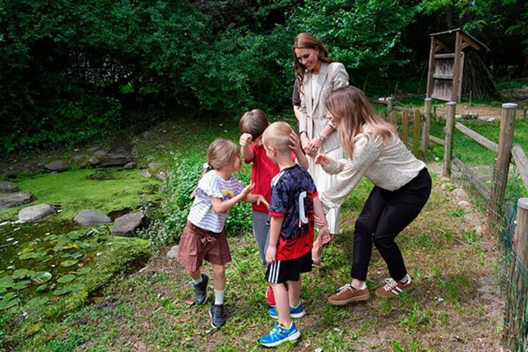 Kate Middleton İtalya Ziyaretinde Çocuklarla Çimlere Yayıldı
