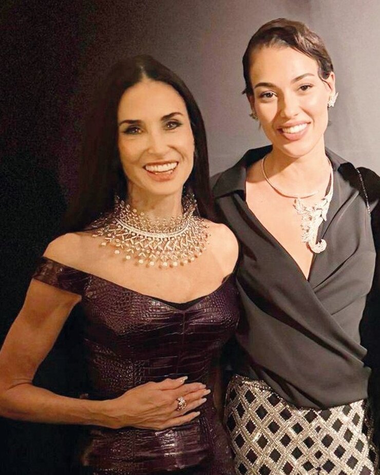 Dilan Çiçek Deniz Cannes'da Dünya Yıldızlarıyla Aynı Masayı Paylaştı