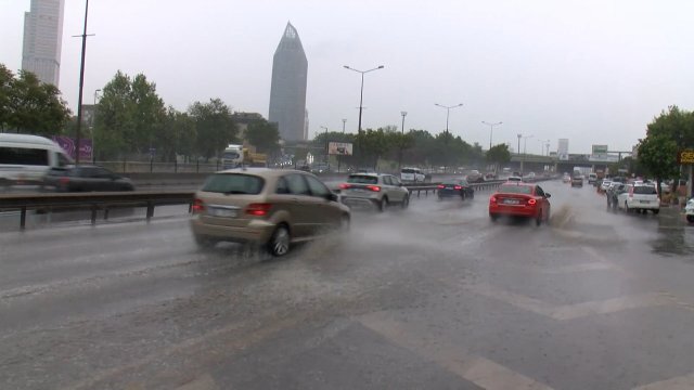 Meteoroloji İstanbul İçin Ani Sel Ve Dolu Uyarısı Yaptı
