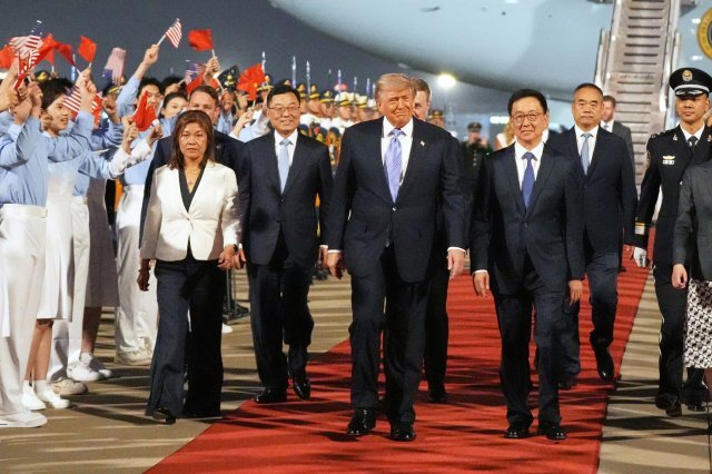 Trump 8.5 Yıl Sonra Çin'de Xi Jinping İle Bir Araya Geldi