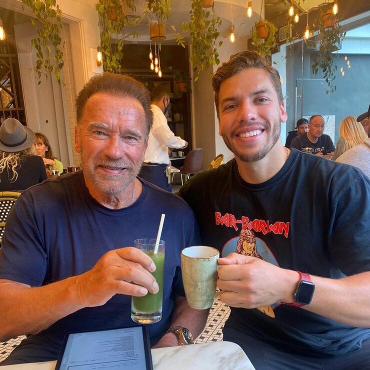 Schwarzenegger Sevgilisiyle Malibu Restoranında Görüntülendi