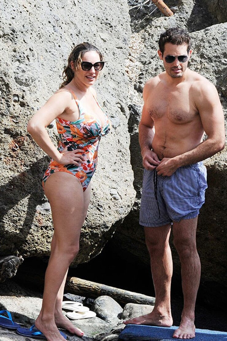 Kelly Brook Kocasıyla 11. Yıldönümünü St Tropez'de Kutladı