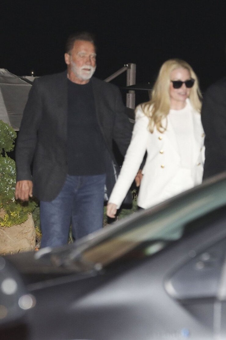 Schwarzenegger Sevgilisiyle Malibu Restoranında Görüntülendi