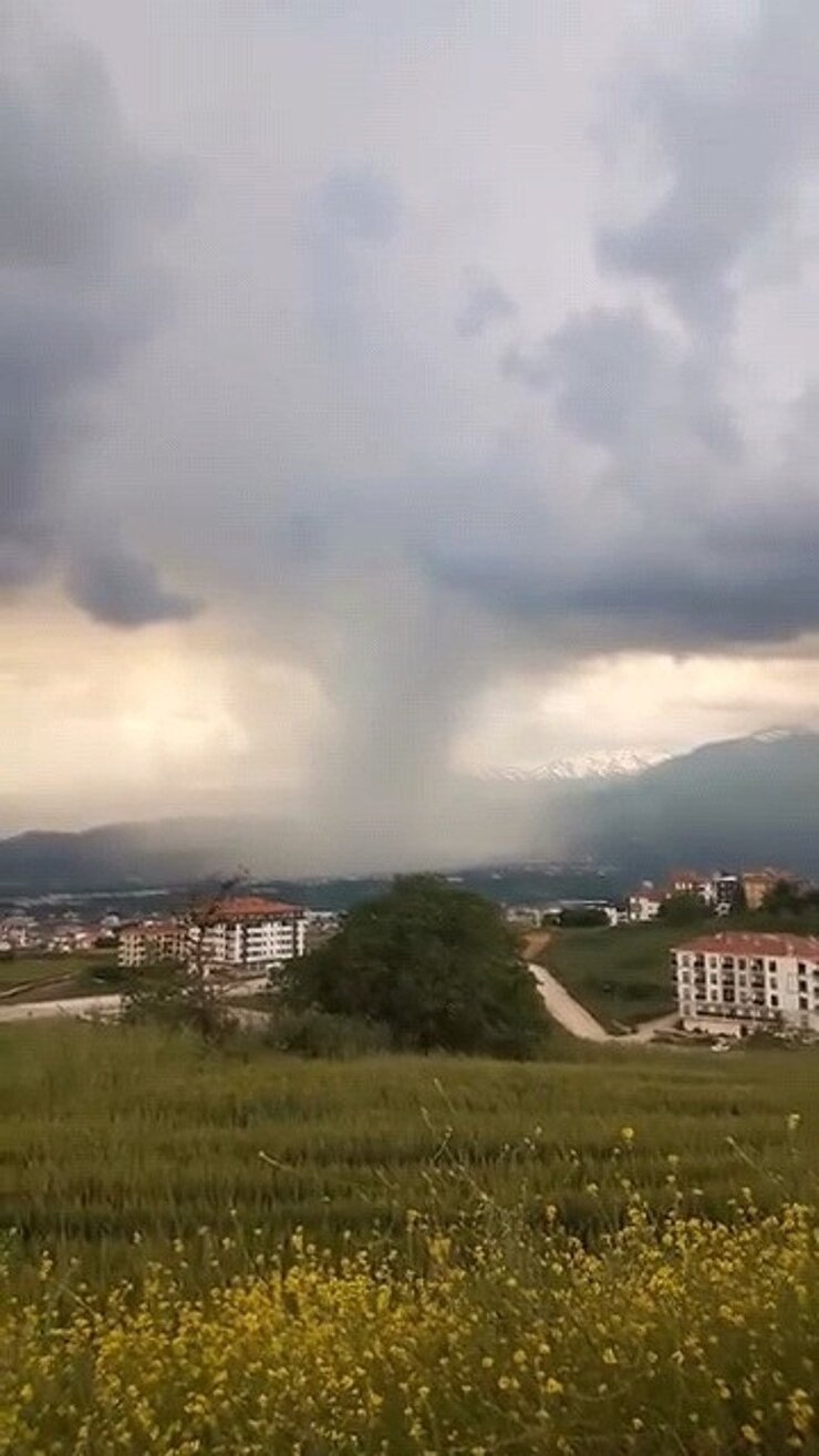Sağanak Ve Dolu Yağışı Türkiye Genelinde Ulaşımı Felç Etti