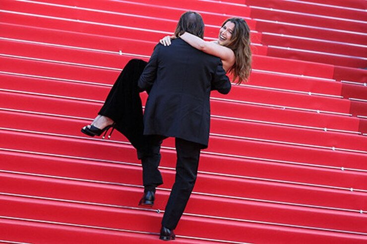 Macaigne Cannes Galasında Casta'yı Kucağına Alarak Merdiven Çıktı