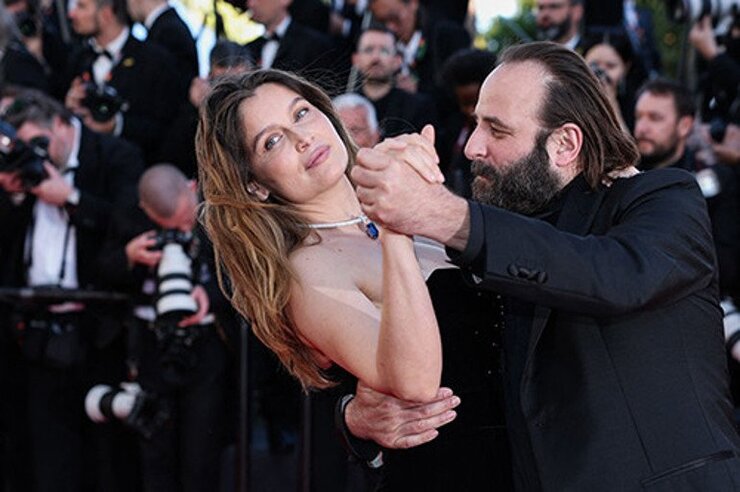 Macaigne Cannes Galasında Casta'yı Kucağına Alarak Merdiven Çıktı