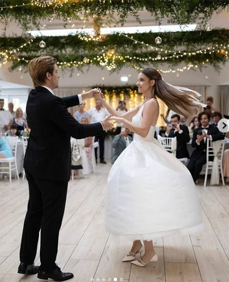 Barbara Palvin Ve Dylan Sprouse İlk Bebeklerini Beklediklerini Duyurdu