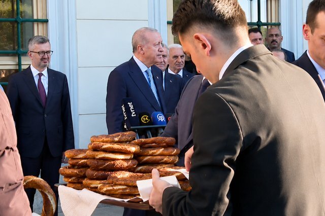 Erdoğan Kurban Bayramında Gazetecilere Simit İkram Etti