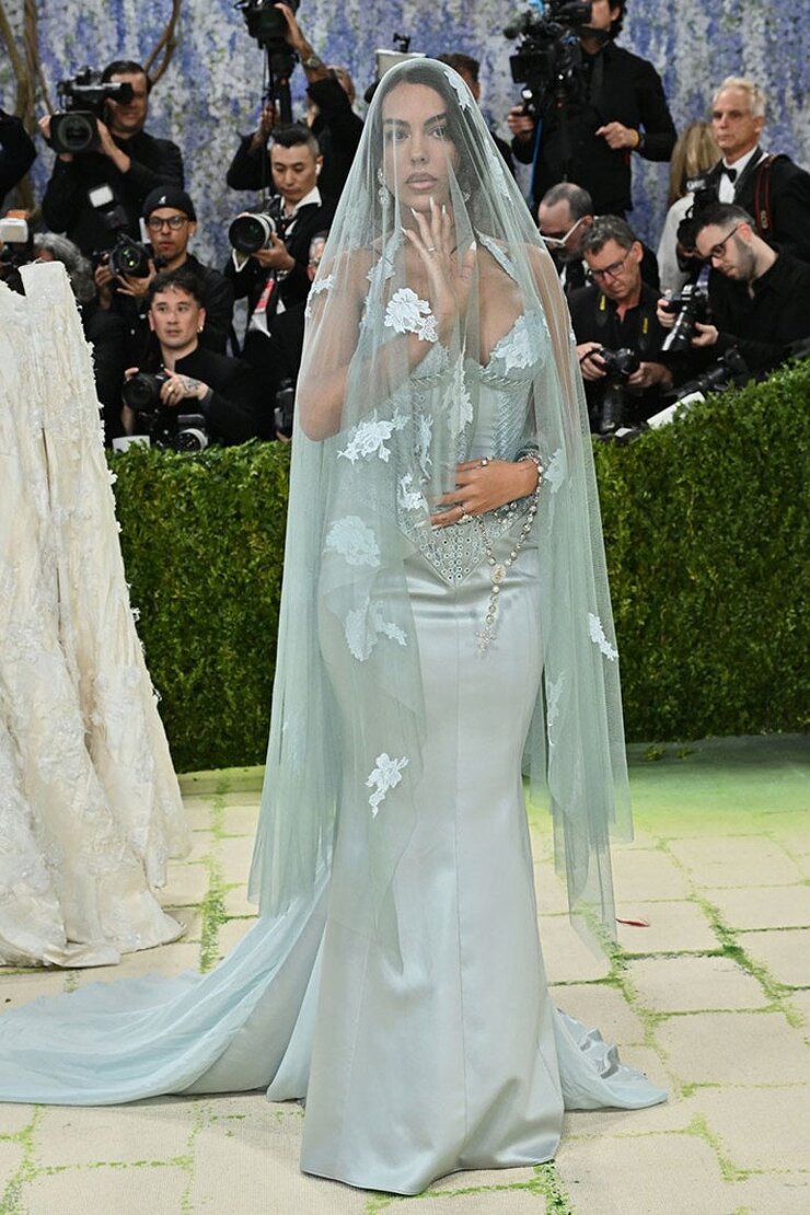 Georgina Rodriguez Met Gala 2026'da Ronaldo'ya Evlilik Mesajı Gönderdi