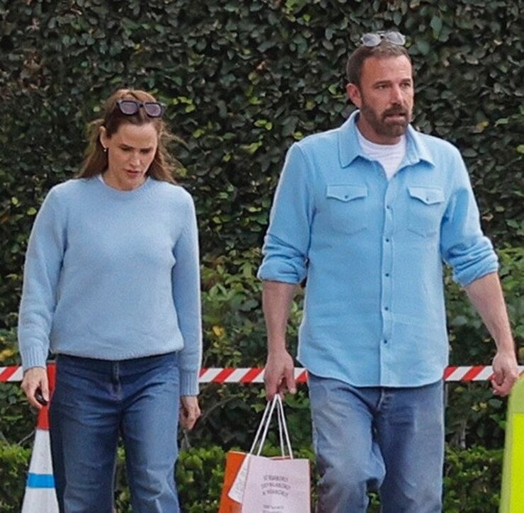 Affleck Ve Garner Los Angeleste Uyumlu Kıyafetlerle Görüntülendi
