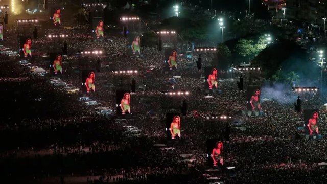 Shakira Copacabana'da 2 Milyon Kişiyle Pique'ye Küfür Tezahüratı Yaptı