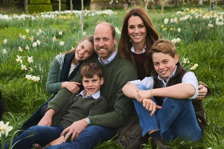 William Ve Kate 15 Yıllık Evliliklerini Aile Fotoğrafıyla Kutladı