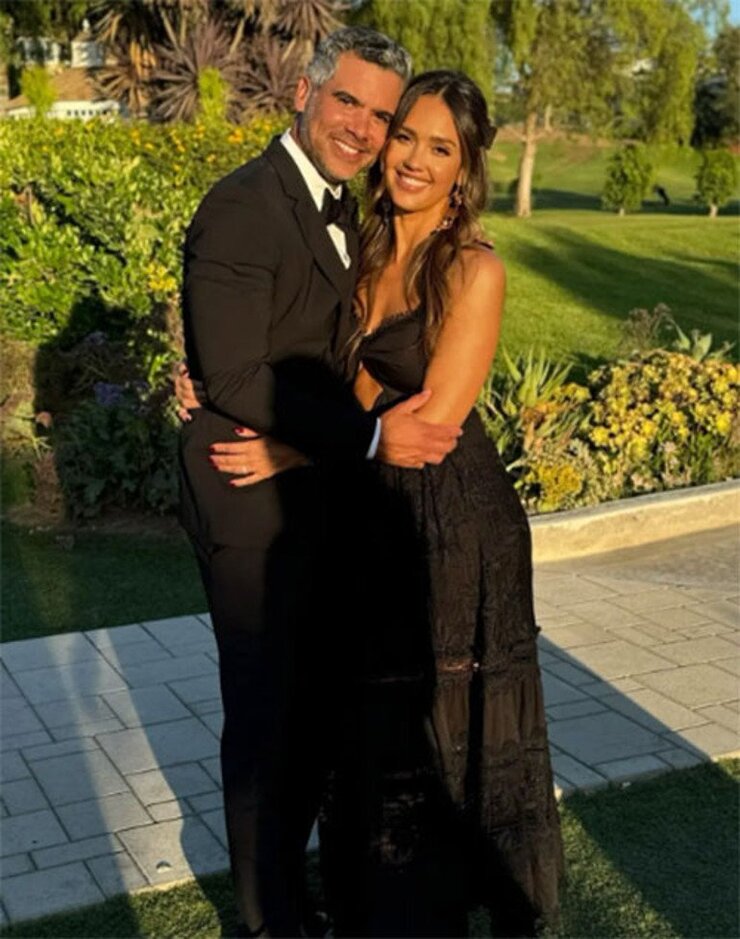 Jessica Alba Ve Cash Warren Kızlarının Mezuniyetinde Ayrı Köşelerde Oturdu