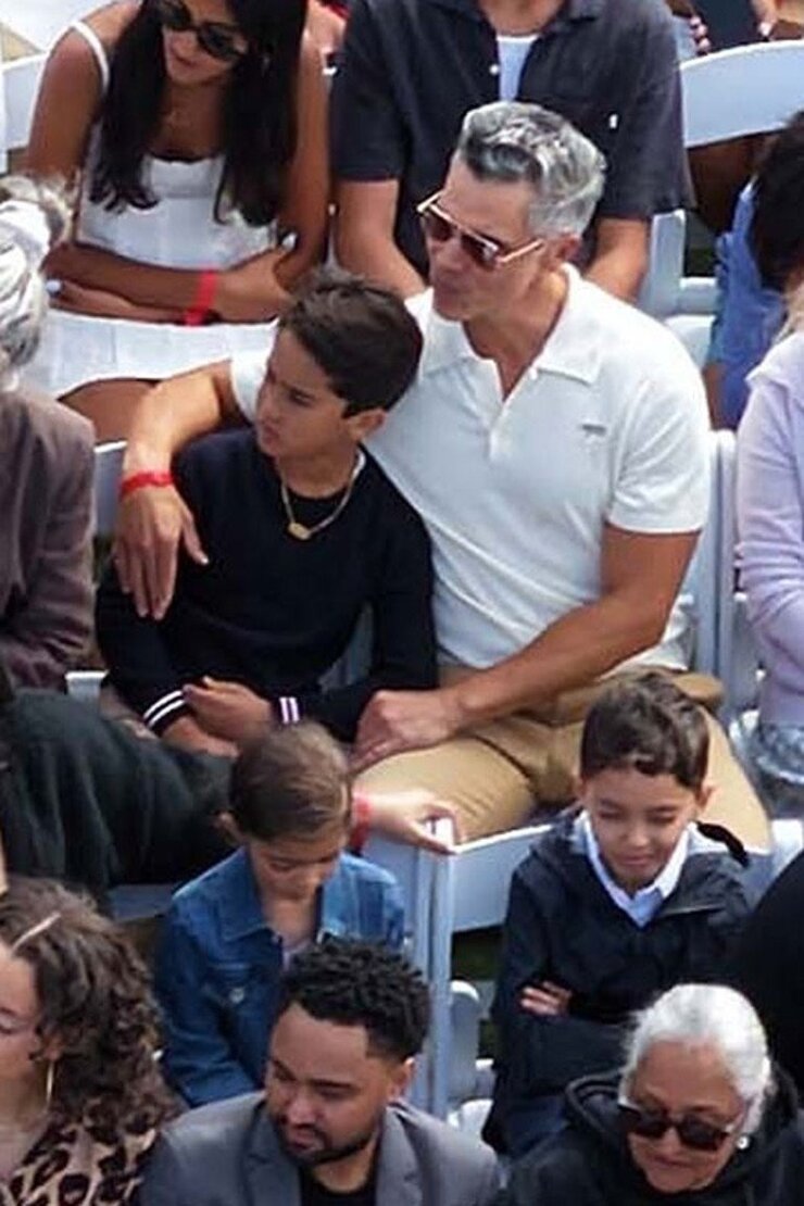 Jessica Alba Ve Cash Warren Kızlarının Mezuniyetinde Ayrı Köşelerde Oturdu