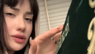 Dedesinin Tabutuyla TikTok Çeken Ünlü Şarkıcının Kızı Tepki Aldı