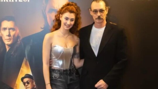 Derin Beşikçioğlu, oyuncu Kaan Sevi ile birlikteliğini "Serin Bir Sabah" oyununun...