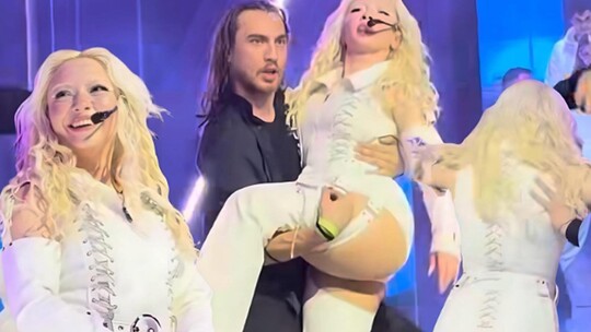 Ece Seçkin'in son sahne performansındaki fit görünümü sosyal medyada gündem...