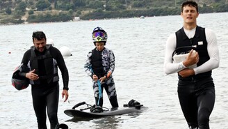 Emre Altuğ Oğullarıyla Çeşme'de Motosurf Tatili Yaptı