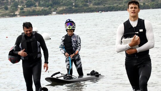 Emre Altuğ, Kurban Bayramı öncesi oğulları Uzay ve Kuzey ile Çeşme'de motosurf...