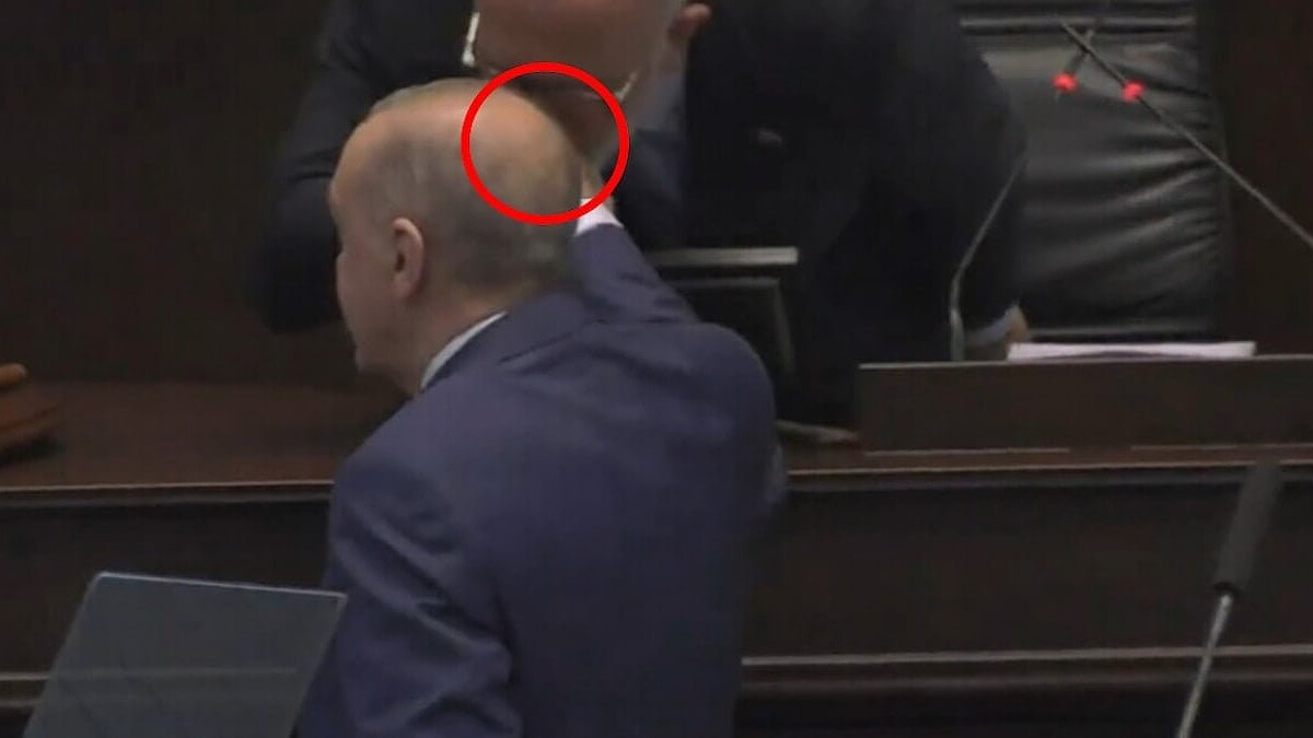 Erdoğan El Öpmeye Çalışan Vekile Elini Geri Çekti