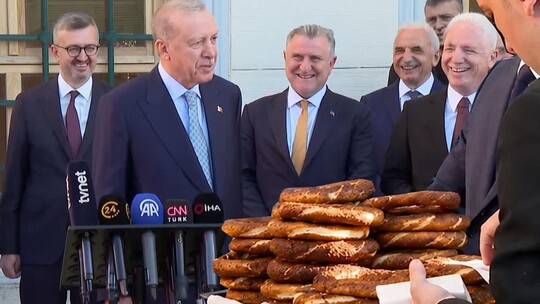 Erdoğan Kurban Bayramında Gazetecilere Simit İkram Etti