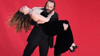 Macaigne Cannes Galasında Casta'yı Kucağına Alarak Merdiven Çıktı