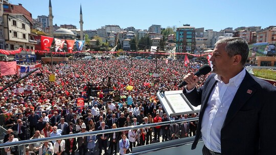 CHP Genel Başkanı Özgür Özel, Rize mitinginde Adalet Bakanı Akın Gürlek'in Cumhurbaşkanı...