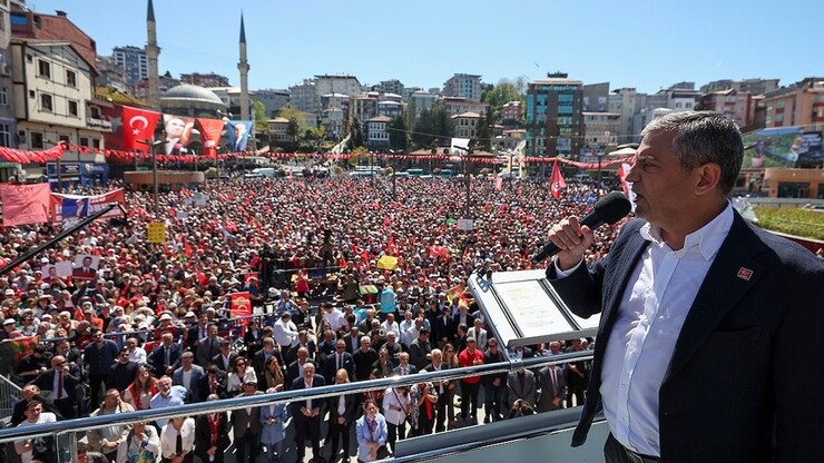 CHP Genel Başkanı Özgür Özel, Rize mitinginde Adalet Bakanı Akın Gürlek'in Cumhurbaşkanı...