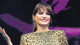 Selami Şahin Hologramla Zeki Müren'i Sahneye Taşıdı