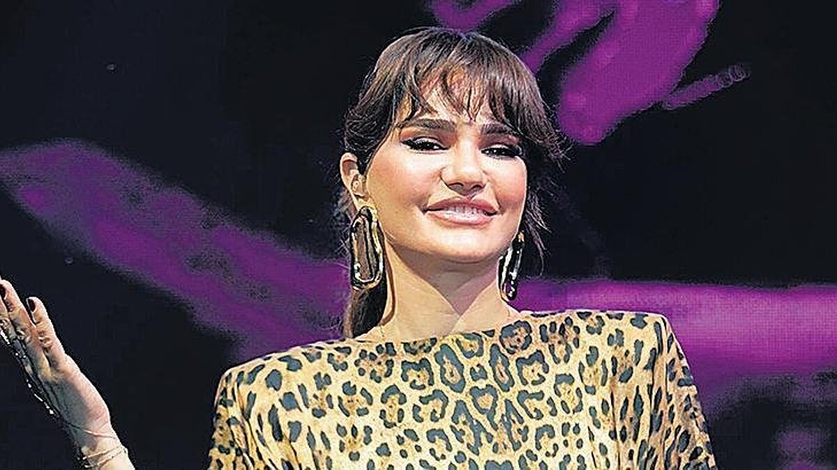 Selami Şahin Hologramla Zeki Müren'i Sahneye Taşıdı