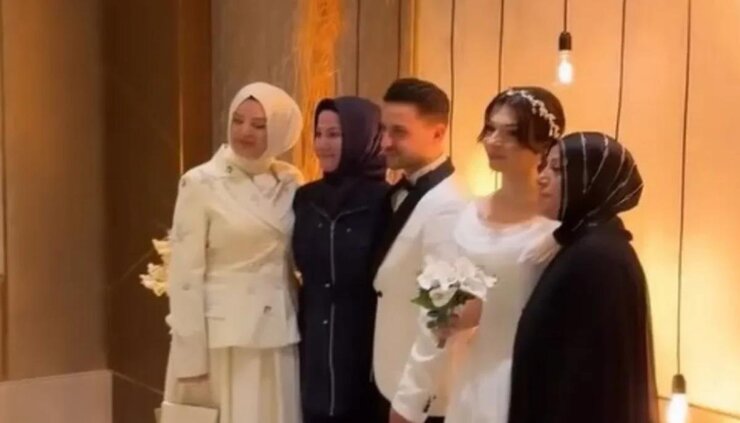 Gamze Ezildi Eltisinin Düğününde Beyaz Giyerek Gündem Oldu