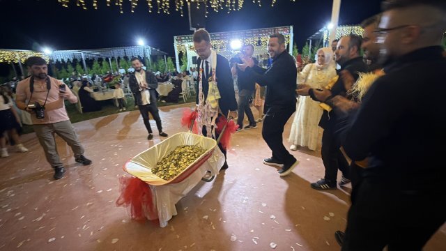 Arkadaşları Damada El Arabasıyla 10 Bin Liralık Madeni Para Taktı