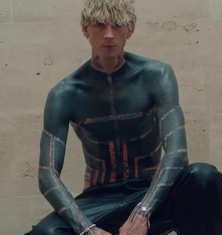 Machine Gun Kelly Hızlandırılmış Dövme Sürecinde Hastalandı