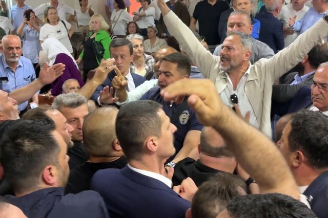 Akçakoca Meclisi Başkan Vekilini Seçti Salonda Arbede Yaşandı